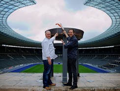 Vier Köche mit 11 Kochmützen im Olympiastadion
