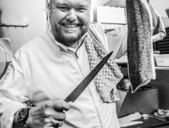 SASCHA MIT DEN DREI HAUBEN IN DER MARKTHALLE